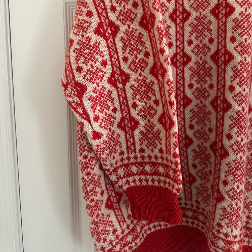 100% Wool Vintage Red and White Apres Ski Cozy Patterned Oversized Sweater - Picture 3 of 7